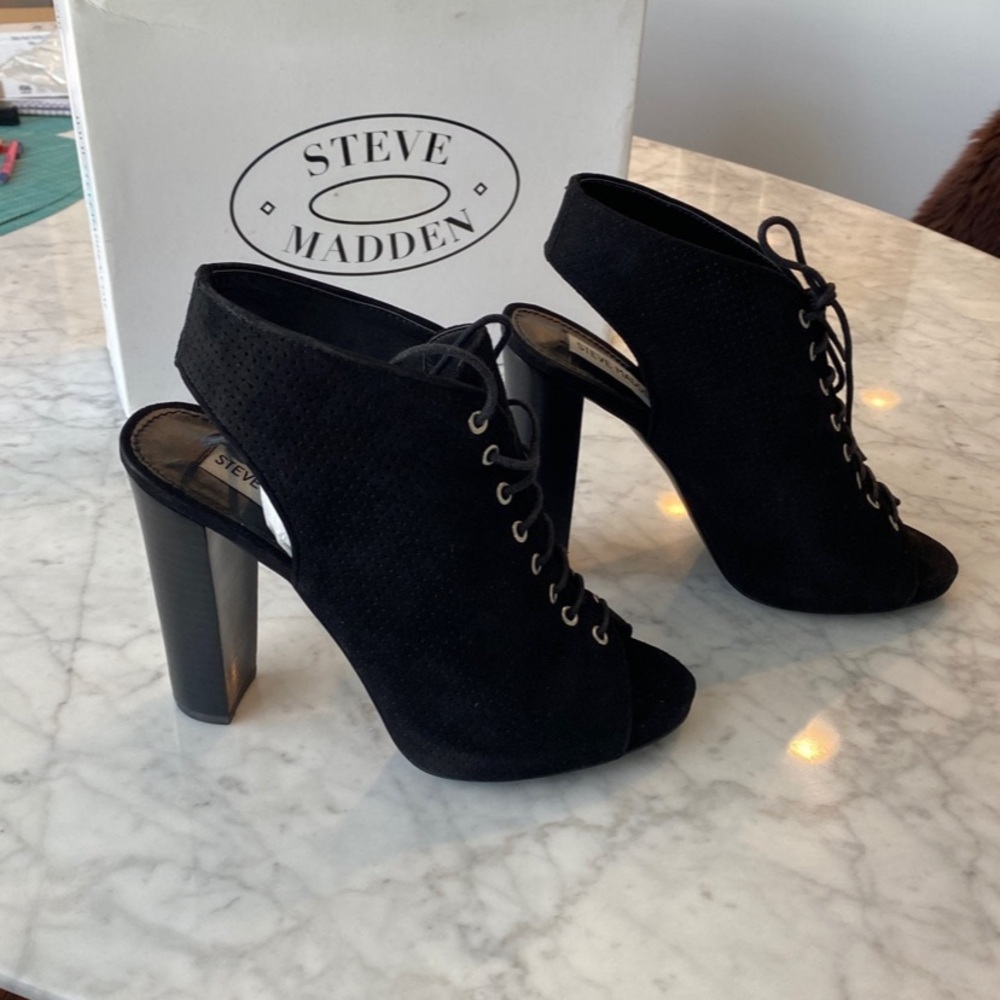 Steve Madden black sueded shoes/ boots in like new condition Size 7.5
